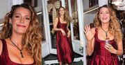Blake Lively w szkarłatnej sukni i z przyklejonym uśmiechem promuje autorską markę kosmetyków do włosów (ZDJĘCIA)