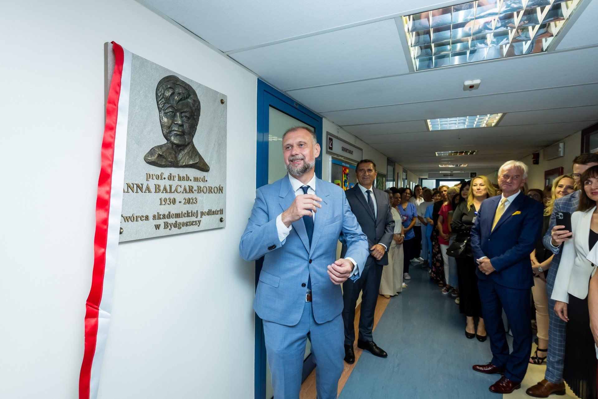 Tablica upamiętniająca prof. Annę Balcar-Boroń zawisła przy wejściu do sekretariatu Kliniki Pediatrii, Hematologii i Onkologii Szpitala Uniwersyteckiego nr 1 im. Jurasza. Docelowo po wybudowaniu i otwarciu Centrum Leczenia Dzieci zostanie ona tam przeniesiona w nowe godne miejsce.