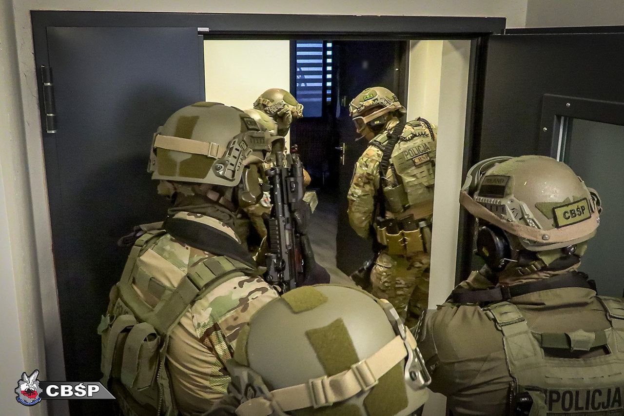 CBŚP rozbija międzynarodową mafię tytoniową. Straty Skarbu Państwa sięgały setek milionów