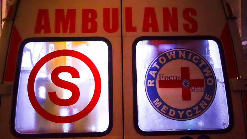 Ratownicy medyczni pomają migrantom (zdjęcie ilustracyjne) 