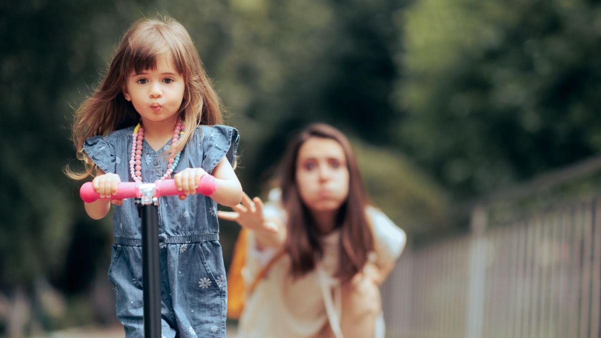 Nadopiekuńczy rodzice sprawiają, że dziecko widzi świat jako nieprzyjazny i wrogi.