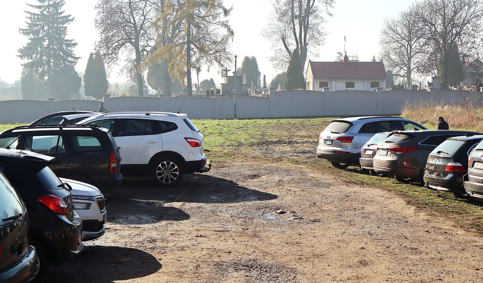 Na miejskim gruncie kierowcy urządzają sobie parking, zwłaszcza w dni handlowe na targowisku