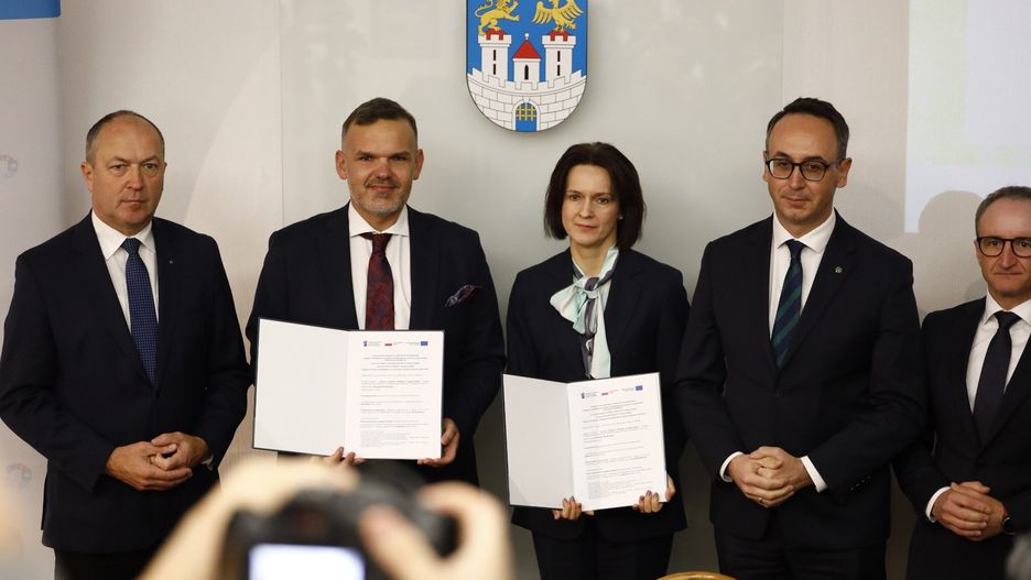 Podpisanie umowy z udziałem ministra infrastruktury Dariusza Klimczaka na dofinansowanie przebudowy trasy tramwajowej na Kucelin. Częstochowa 22.10.2025