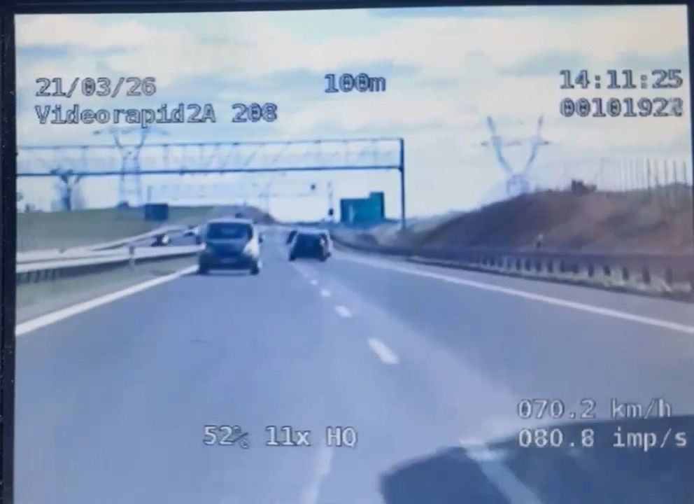 Czołowo na radiowóz. Kierowca jechał pod prąd ekspresową S3