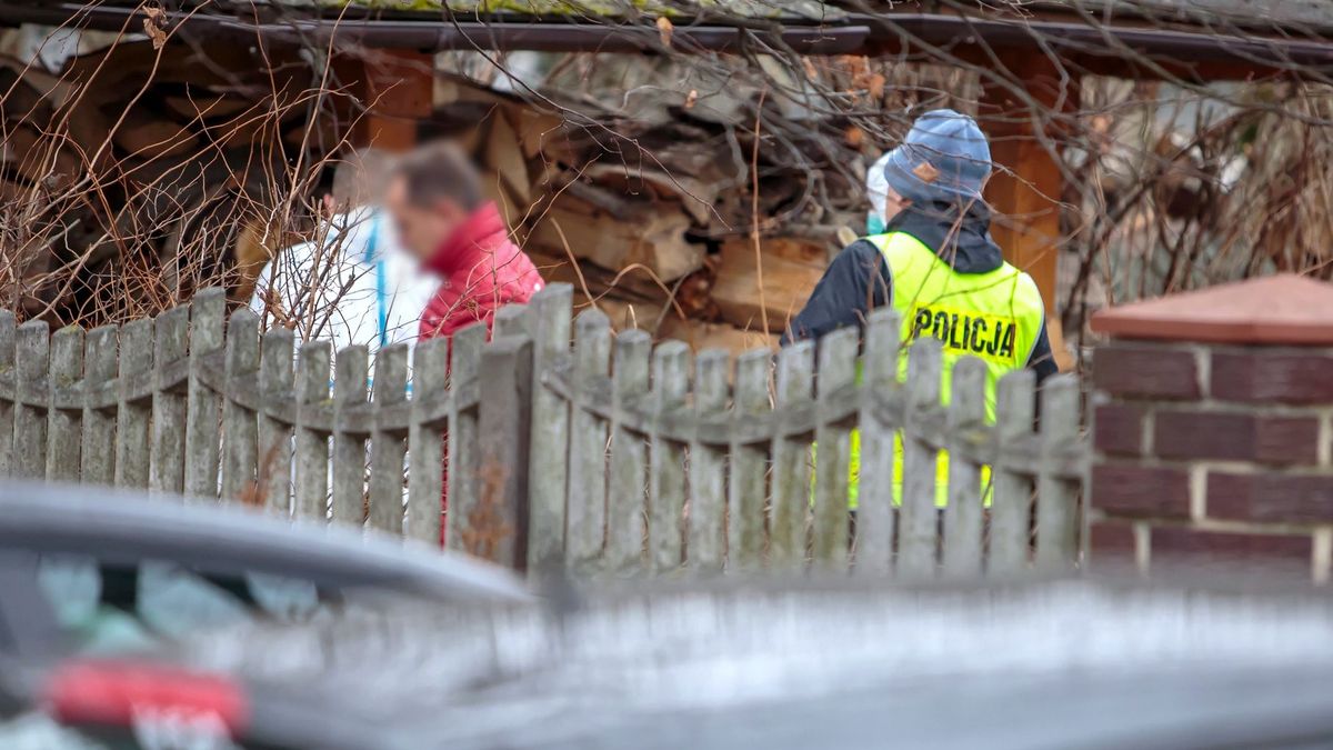 Policja na posesji w Ząbkowicach Śląskich. To w tym domu zamordowana została rodzina.
