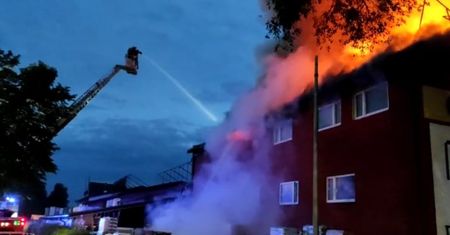 Śląskie. Pożar składu budowlanego w Częstochowie. Słup czarnego dymu