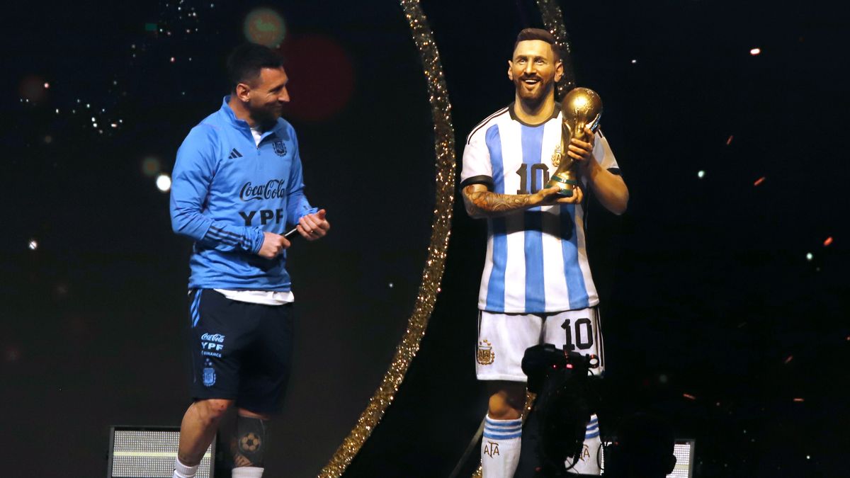 Lionel Messi (L) of Argentina reacts next a statue of himself during the South American Football Confederation (Conmebol) Night of Stars celebration in Luque, Paraguay, 27 March 2023. EPA/Fernando Franceschelli Dostawca: PAP/EPA.