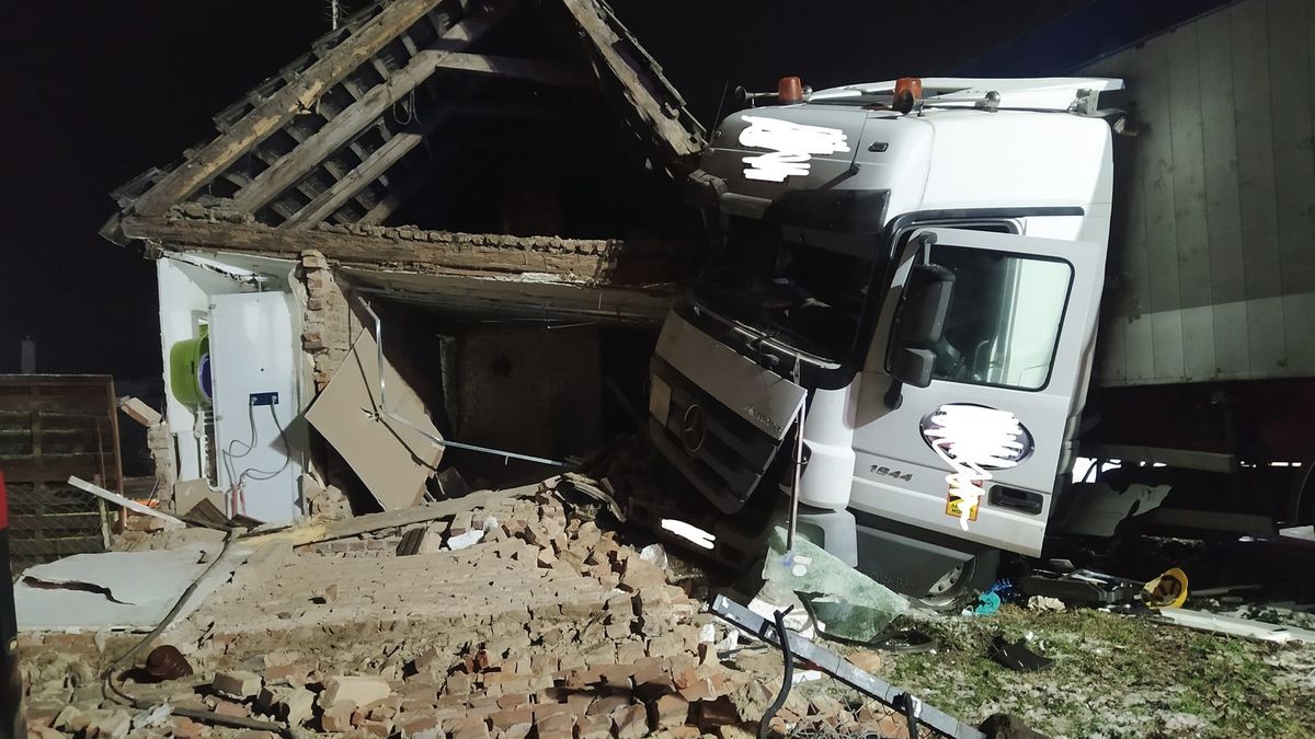 Tir uderzył w dom jednorodzinny 