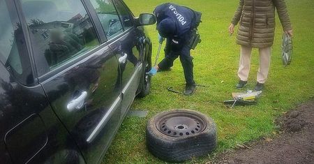 Policjanci pomogli zmienić koło, gdy zobaczyli kobietę w potrzebie. Założyli zapas i można było jechać dalej