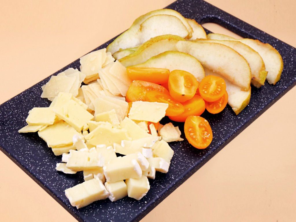 Sałatka serowa z gruszką i sosem musztardowym przepis