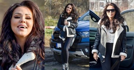 Spragniona adrenaliny Sylwia Bomba wdzięczy się do obiektywu przed testem samochodu (ZDJĘCIA)