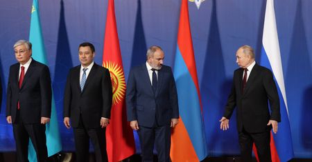 Kazachstan oddala się od Putina, ale dba o pozory. Ma kluczowe dla Europy zasoby