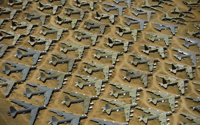 Cmentarzysko samolotów w Davis-Monthan Air Force Base - na zdjęciu widoczne B-52