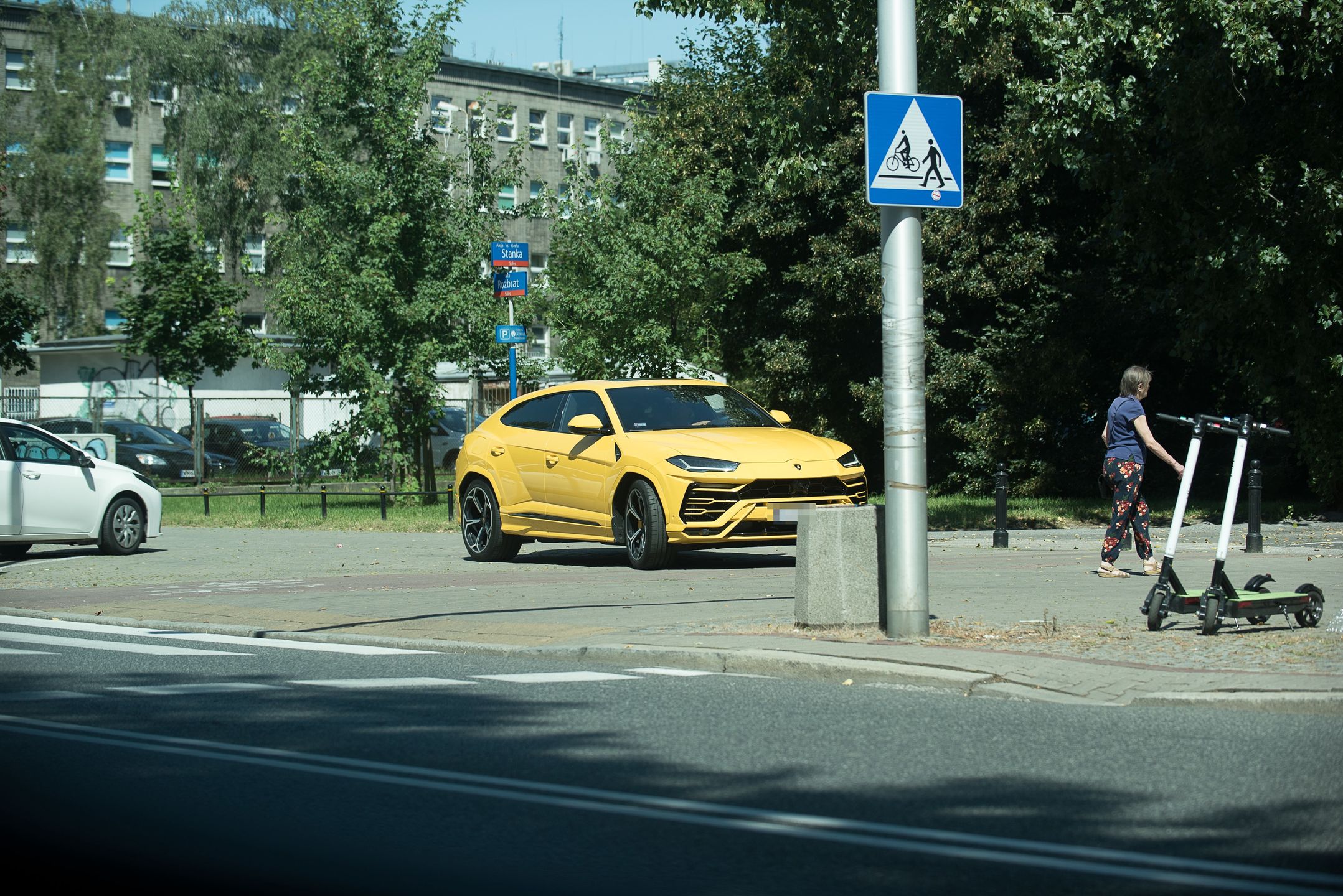 Kuba Wojewódzki parkuje w miejscu niedozwolonym i zawraca na przejściu dla pieszych
