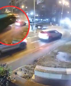 Samochód przeleciał nad rondem. Wypadek zarejestrowały kamery