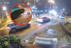 Samochód przeleciał nad rondem. Wypadek zarejestrowały kamery