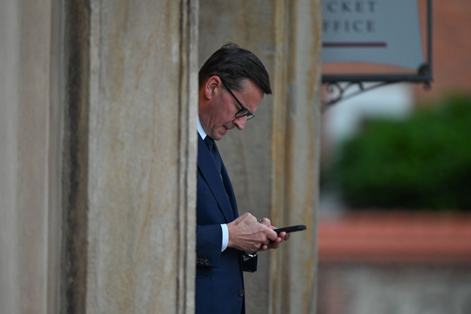 Poczekali, aż wyjdzie. Kulisy decyzji PiS w sprawie stowarzyszenia Morawieckiego