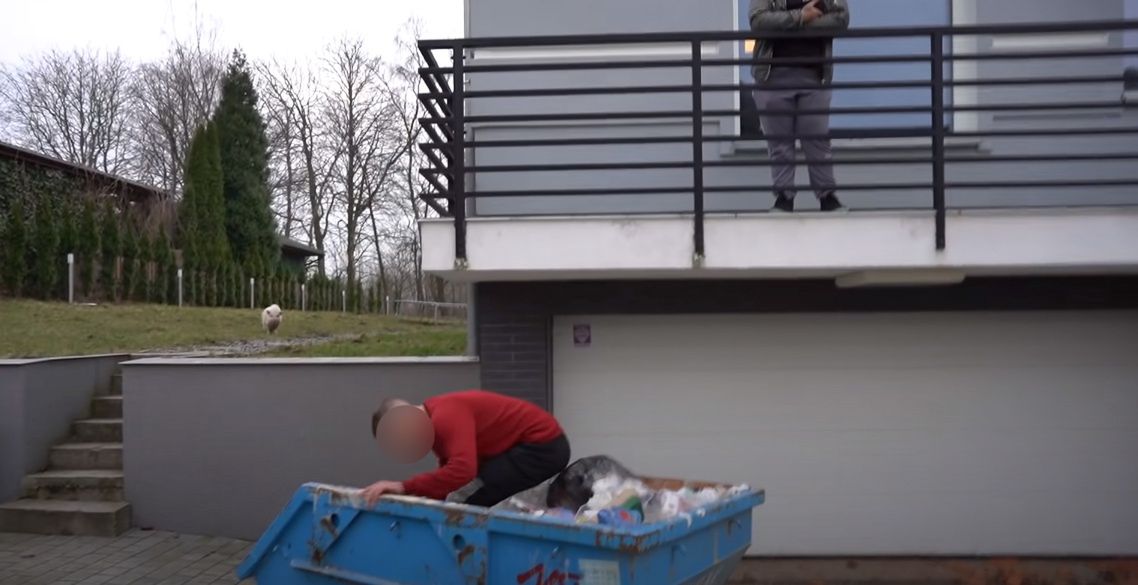 Kamerzysta poniża niepełnosprawnego chłopaka?