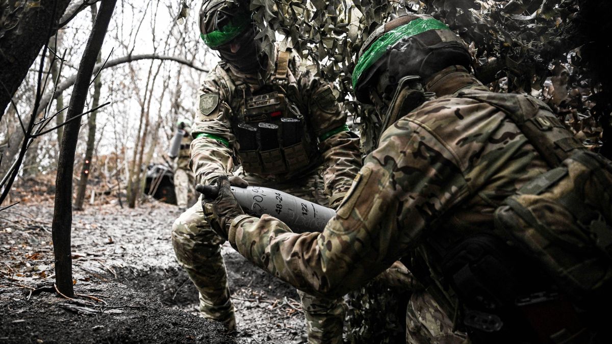 Ukrainian artillery unit on combat mission in Pokrovsk direction
Soldiers from an artillery crew of the Striletskyi special forces police battalion of the Main Department of the National Police in Zaporizhzhia region pass a 122-mm howitzer D-30 at the positions of Russian troops in the Pokrovsk direction in Donetsk region, Ukraine, November 20, 2025. (Photo by Dmytro Smolienko/Ukrinform) 
Dostawca: PAP/UKRINFORM
Dmytro Smolienko
Ukraine conflict, Russian invasion, Ukraine war, war, conflict, Russia-Ukraine war, Pokrovsk, Donetsk region, military, army, Armed Forces of Ukraine, AFU, ZSU, artillery, soldier, howitzer, D-30, ammunition, shell