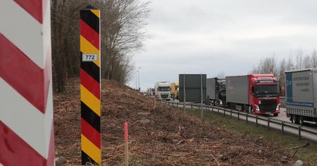 MSWiA: Obywatele UE i EOG uprawnieni do przejazdu przez terytorium Polski