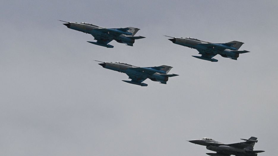 Odrzutowiec F-16 rumuńskich sił powietrznych (dół) towarzyszy trzem MIG-21 LanceR