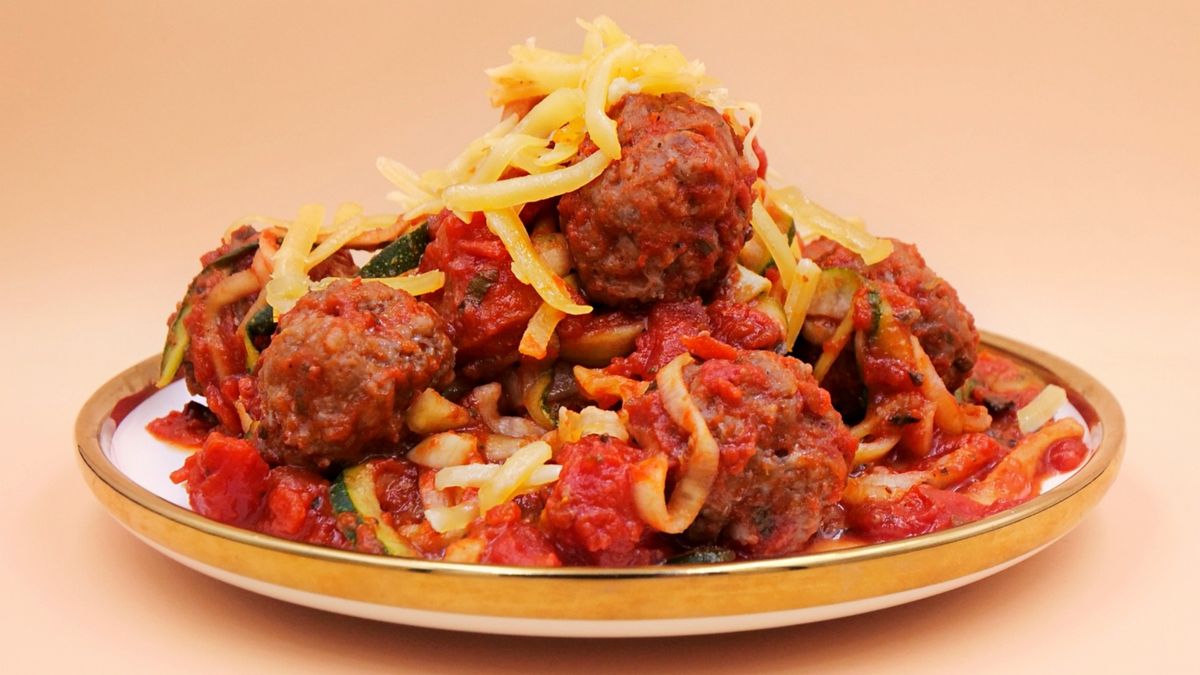 Wyłóż na talerz i posyp serem