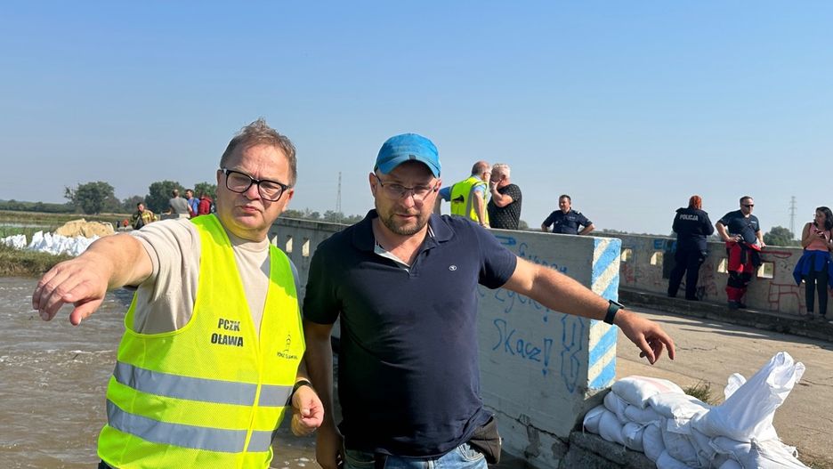 Z lewej starosta oławski Marek Szponar