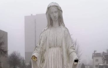 Częstochowa. Figura Matki Bożej przy kościele parafii Świętych Pierwszych Męczenników Polski w Częstochowie ma wyrwane obie dłonie.