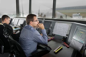 Kontrolerzy lotów poszukiwani. "Zarobki są bardzo wysokie"