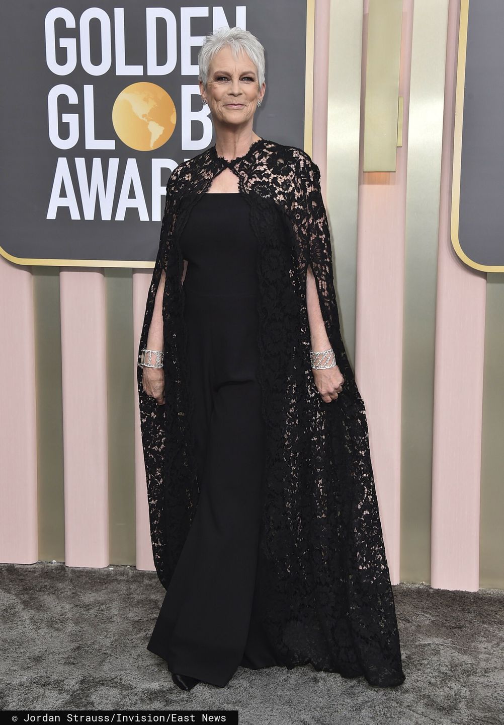 Jamie Lee Curtis w koronkowej pelerynie i czarnym kombinezonie