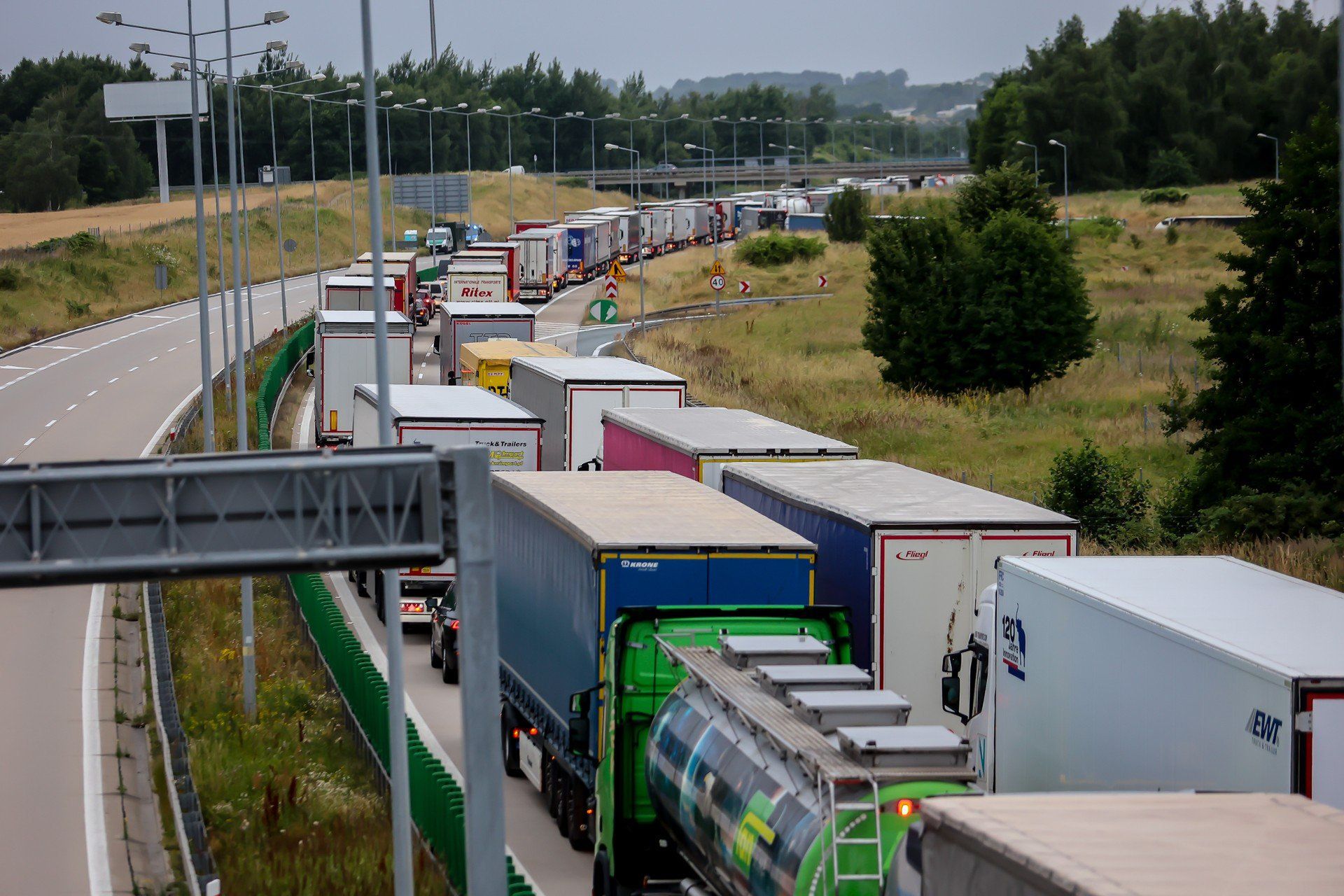 07.07.2025 WROCLAW ZGORZELEC JEDRZYCHOWICE
 OD PONIEDZIALKU PRZYWROCONA ZOSTALA KONTROLA GRANICZNA NA POLSKO NIEMIECKIEJ GRANICY
 N/Z KOREK DO PRZEJSCIE GRANICZNE JEDRZYCHOWICE CIEZAROWKA TIR NA AUTOSTRADZIE A4 
 KONTROLA GANICZNA POLSKA NIEMCY PRZEJSCIE GRANICZNE SCHOENGEN STRAZ GRANICZNA PATROL STRAZY GANICZNEJ KOREK CIEZAROWKI GRANICA
 GAZETA WROCLAWSKA
 PAWEL RELIKOWSKI / POLSKA PRESS