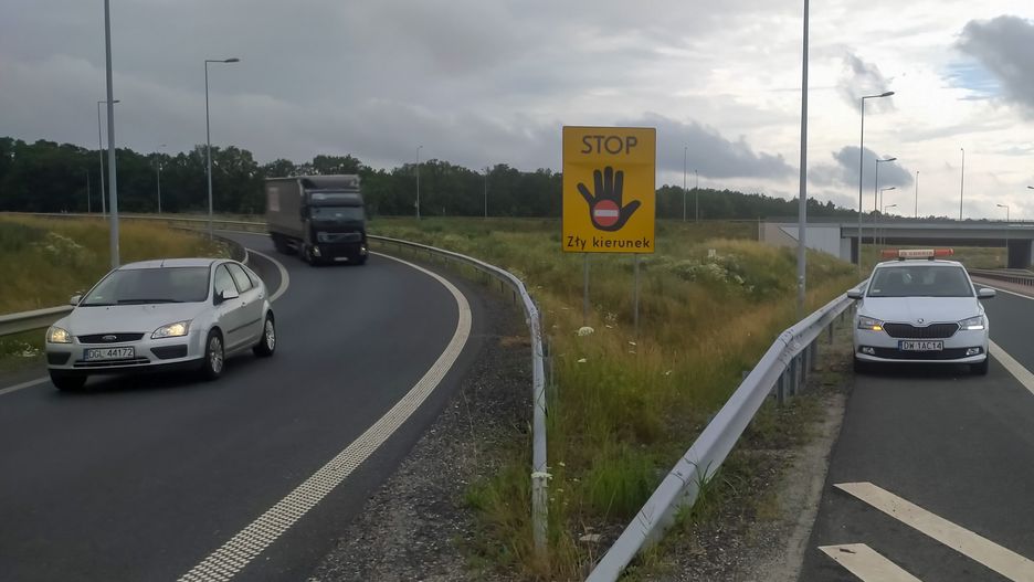 Bielsko-Biała. Pierwsze tablice informacyjne o złym kierunku jazdy pojawiły się już przy drogach.