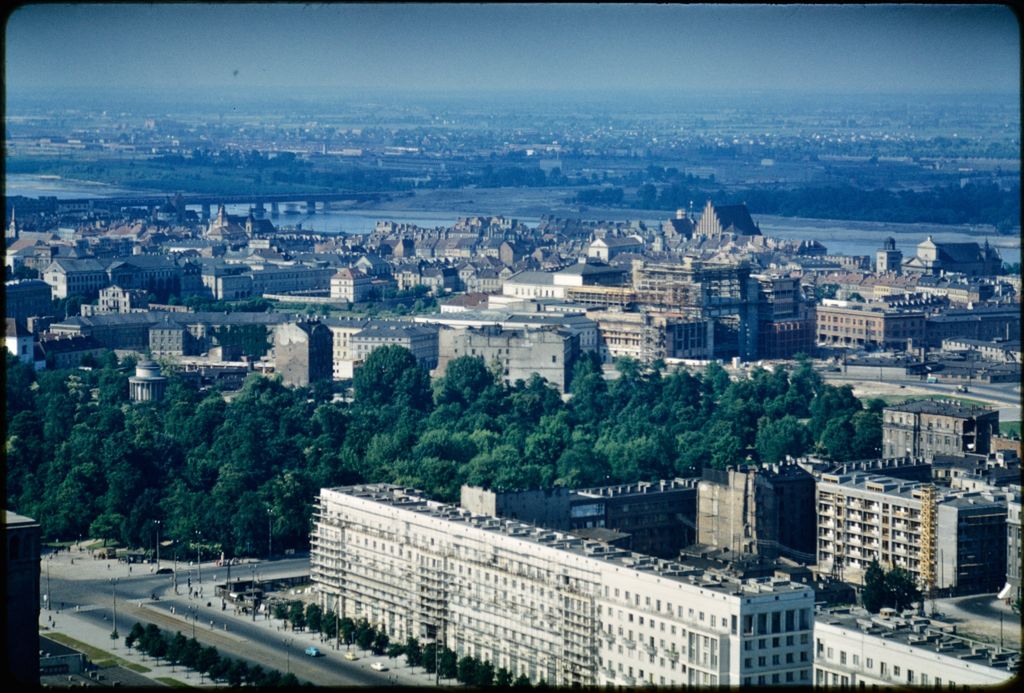 Nostalgiczna Warszawa lat 50. na nieznanych, kolorowych zdjęciach profesora z USA 40