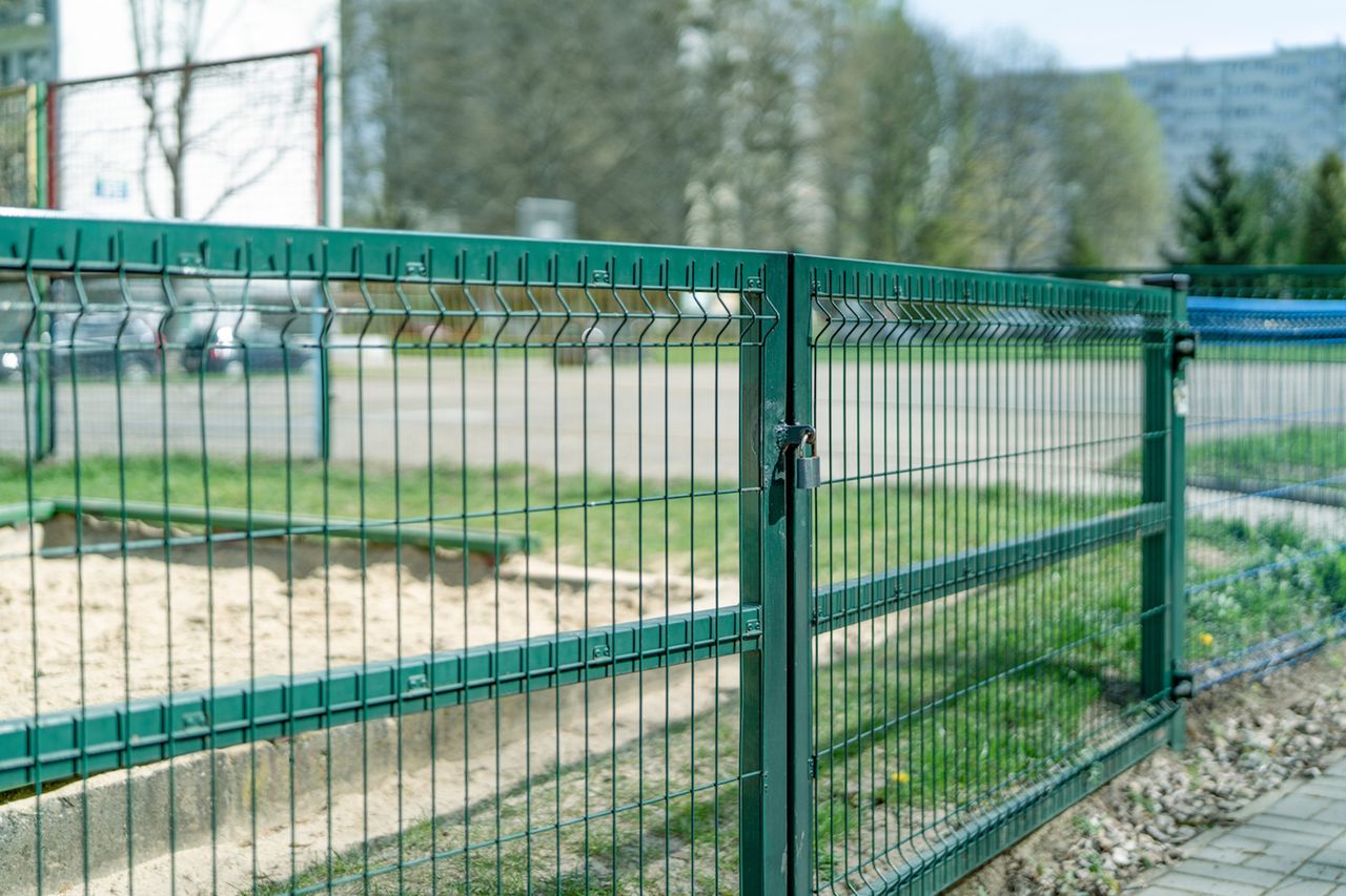 Ogrodzony plac zabaw dzieli mieszkańców Winogradów. W tle spór o grunt
