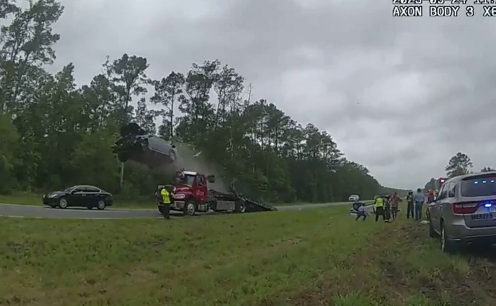 Samochód wystrzelił w powietrze jak w grze komputerowej. Nagranie z USA