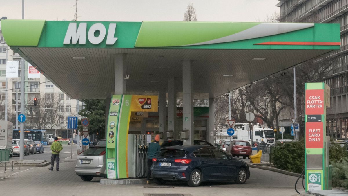 Wzrost ceny paliw na ?wiecie(220305) -- BUDAPEST, March 5, 2022 (Xinhua) -- Photo taken on March 4, 2022 shows a fuel station of Hungarian oil and petrol company MOL in Budapest, Hungary. The military conflict between Russia and Ukraine already had a negative impact on the Hungarian economy. (Photo by Attila Volgyi/Xinhua)Attila Volgyi