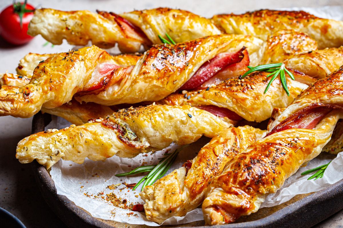 Ekspresowa przekąska z ciasta francuskiego. Zrobisz z 3 składników