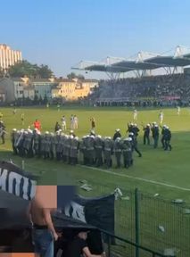 "Kibicie kibicują". Wyrwane pisuary, policja na murawie i zdemolowany stadion