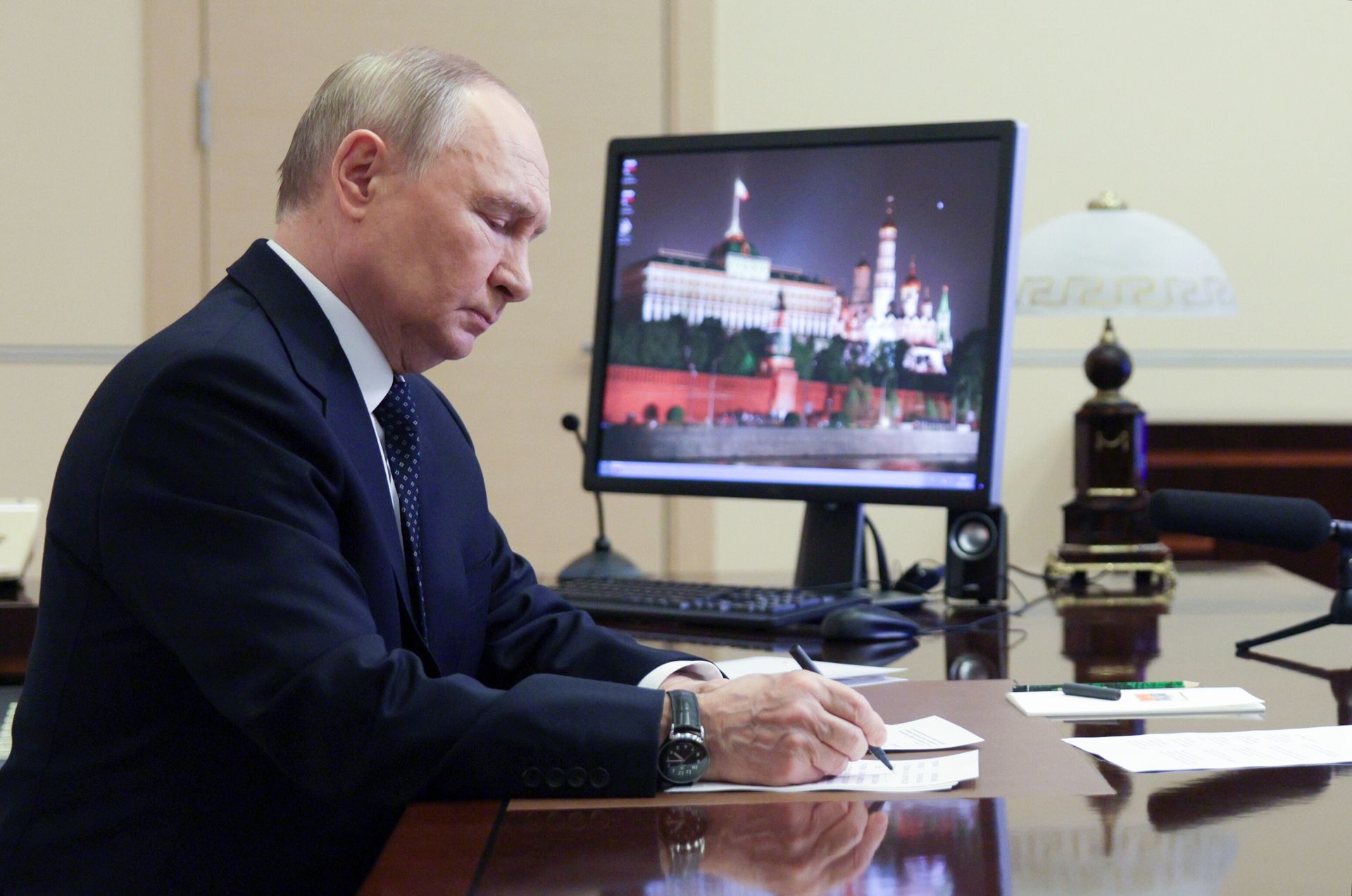 Władimir Putin pokazał komputer. Dalej korzysta z Windowsa XP