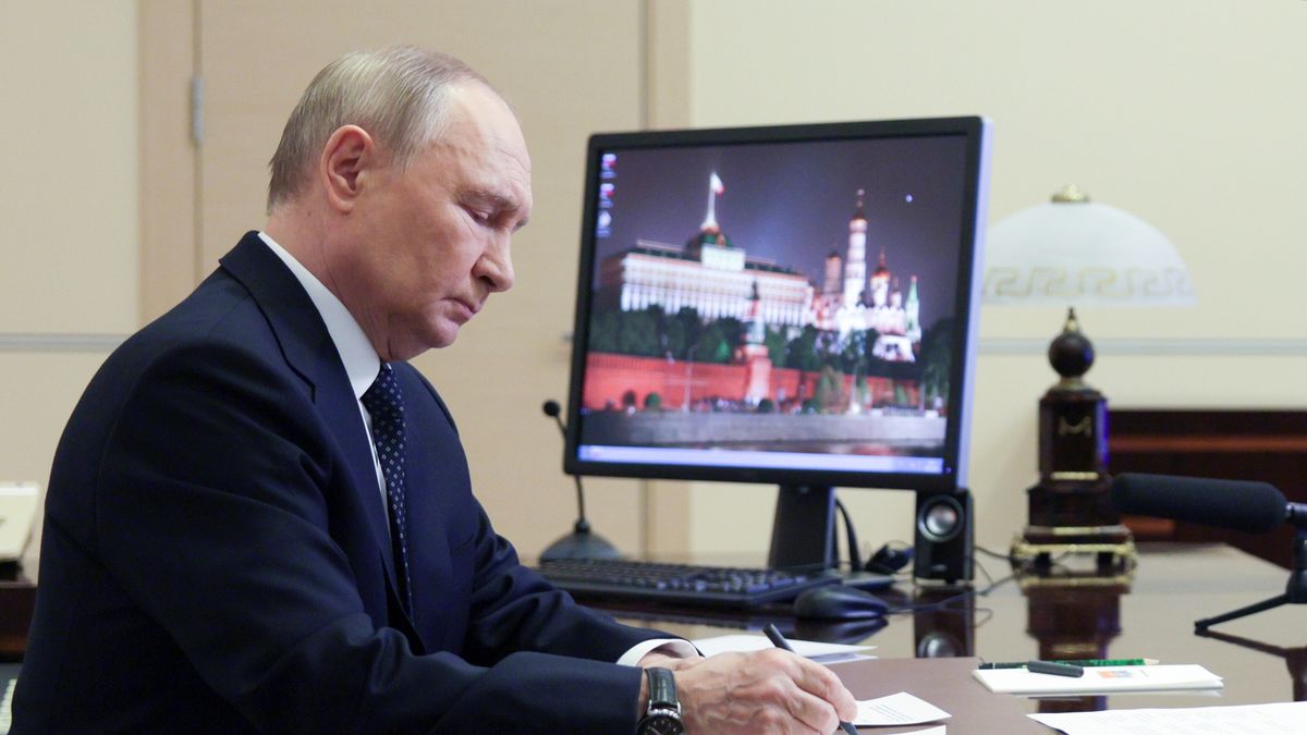 Russian President Vladimir Putin chairs a meeting with members of the government via videoconference at the Novo-Ogaryovo state residence, outside Moscow, Russia, 04 June 2025. Putin addressed the blowing up of railway tracks in the Bryansk and Kursk regions and characterized them as terrorist attacks, saying the decision to carry them out was made in Ukraine at the highest level. EPA/GAVRIIL GRIGOROV/SPUTNIK/KREMLIN POOL MANDATORY CREDIT Dostawca: PAP/EPA.
