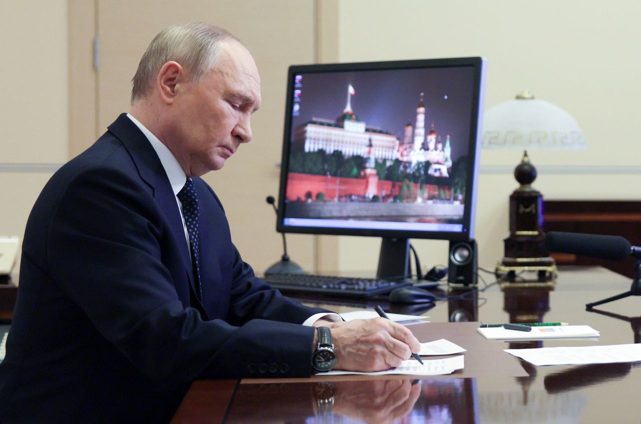 Władimir Putin pokazał komputer. Dalej korzysta z Windowsa XP