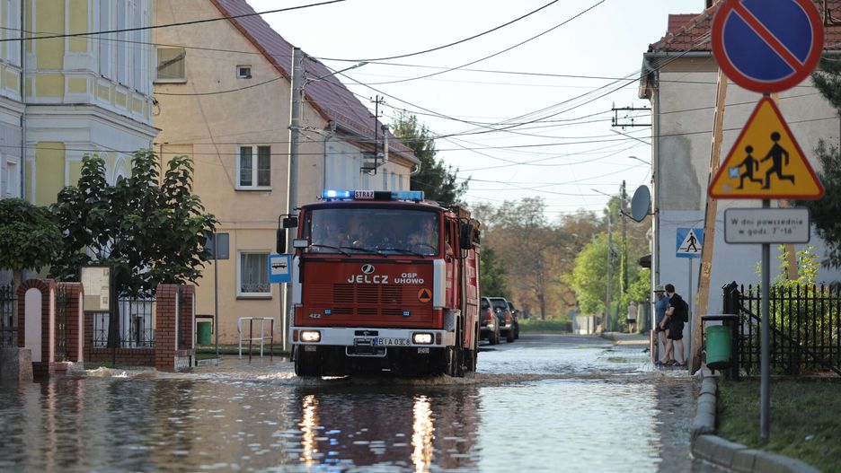 Miasta po przej?ciu fali powodziowej
20.09.2024 Lewin Brzeski , woj. opolskie . Mieszkancy i sluzby usuwaja skutki powodzi .

fot. Marcin Rutkiewicz/REPORTER
Marcin Rutkiewicz/REPORTER