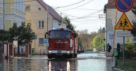 "Cofka" na Warcie. Wał o długości kilkuset metrów