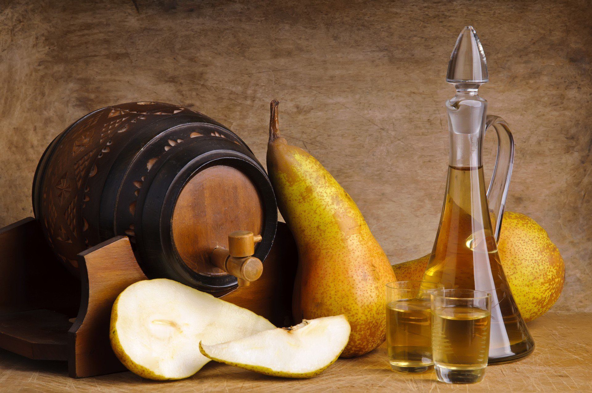 Nalewkę z gruszek można postarzyć w dębowej beczułce, w której nabierze głębokiego aromatu.