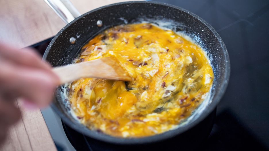 Drewniana łopatka a jajecznica 