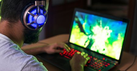 Top 5 laptopów dla streamerów – wydajność i płynność na maksa!