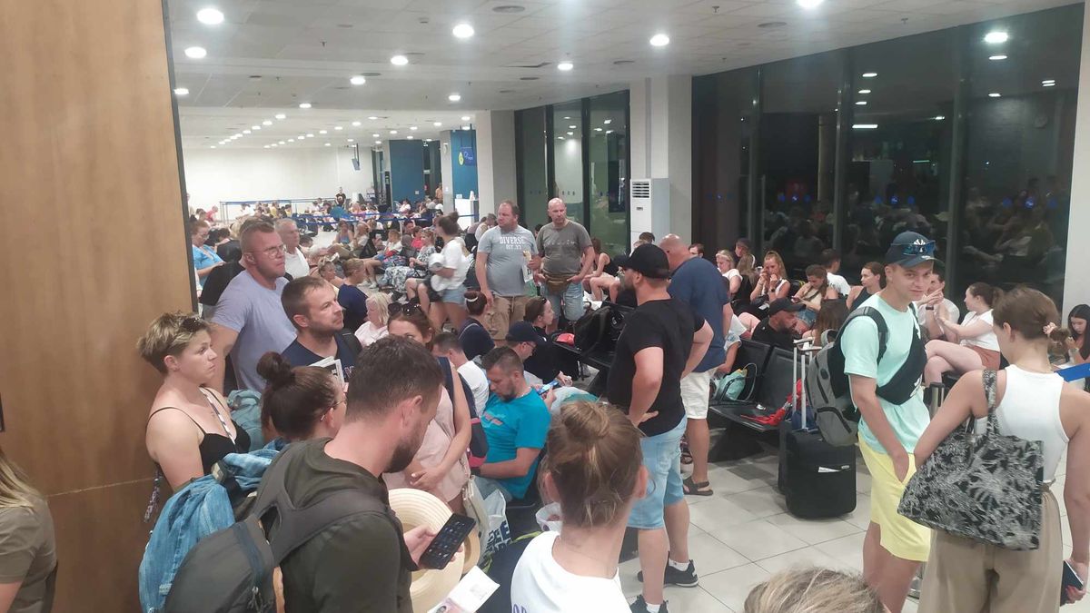 Około 200-osobowa grupa Polaków w oczekiwaniu na powrót z Rodos do Warszawy