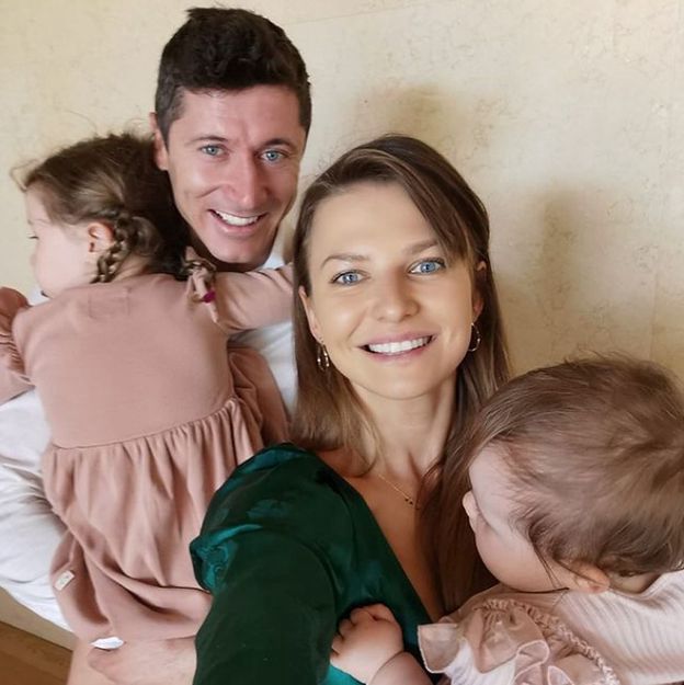 Anna i Robert Lewandowscy z córkami 