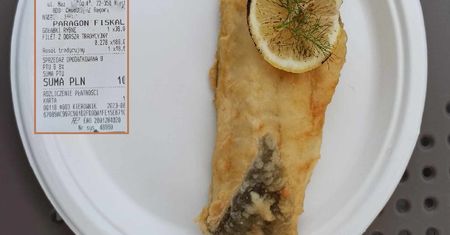 Zamówiła rybę bez dodatków nad morzem. Gdy zobaczyła paragon, aż westchnęła