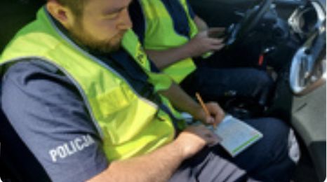 Wjechał rowerem pod samochód. Dostał mandat, ale prawdziwe kłopoty zaczęły się chwilę później